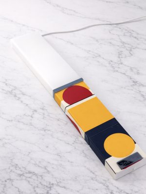 Λευκή λαμπάδα 25x4.5 με εκτύπωση Σχηματογία | μεγάλοι κύκλοι και color blocks σε κίτρινο navy και κόκκινο | σήμα Pnevma σε σκούρο.