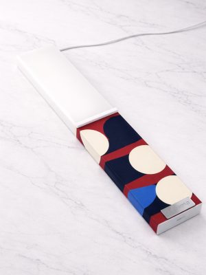 Λευκή λαμπάδα 25x4.5 με εκτύπωση Σχηματογία | κυκλικά μοτίβα σε navy και κόκκινο με μπλε λεπτομέρεια | σήμα Pnevma σε ασημί.