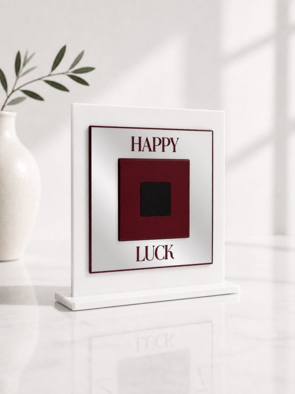 Γούρι Boreal Καρέ τύχης με τις λέξεις HAPPY και LUCK