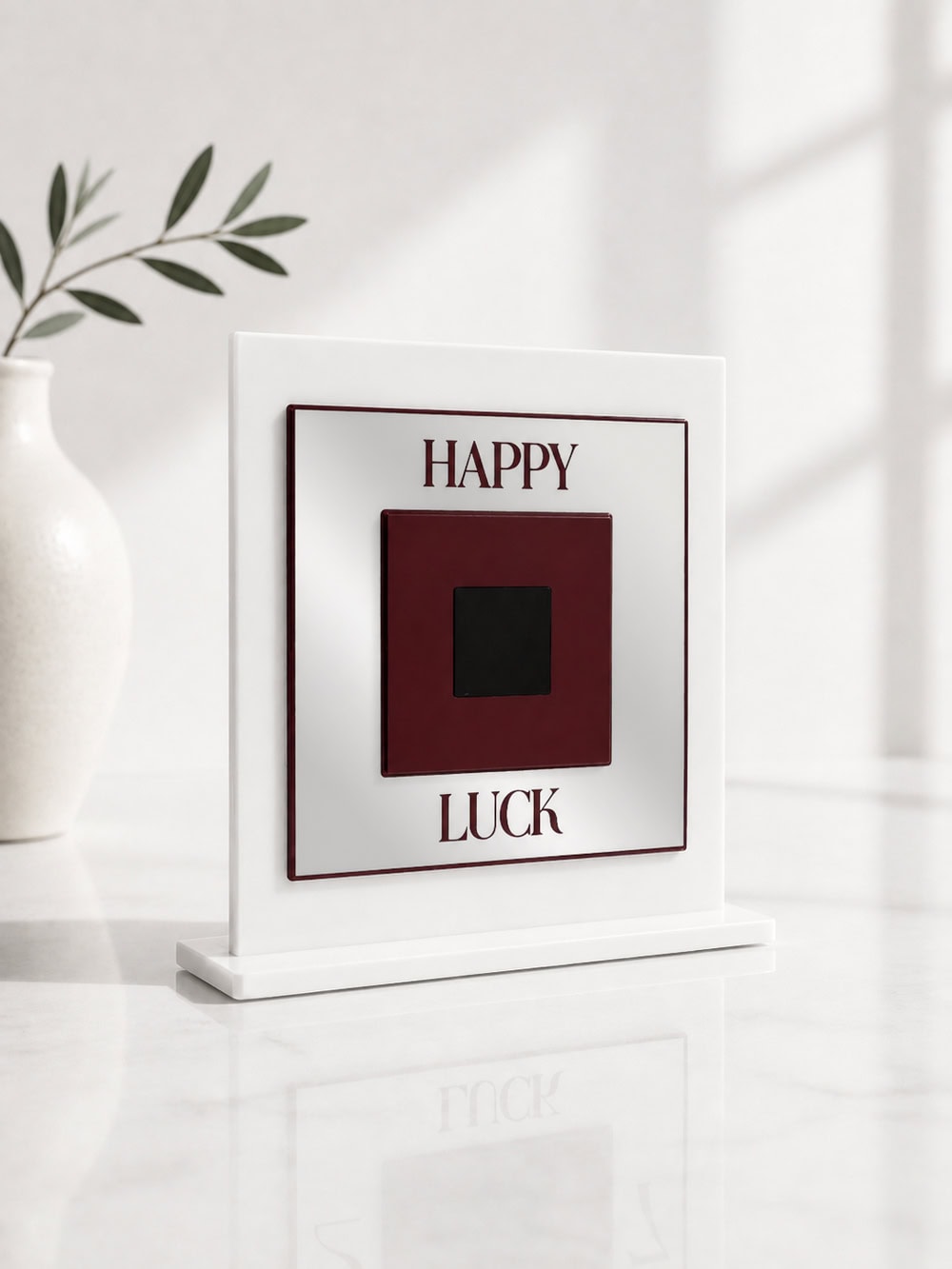 Boreal Καρέ τύχης, τετράγωνη λευκή σύνθεση με HAPPY, LUCK και κόκκινο κέντρο
