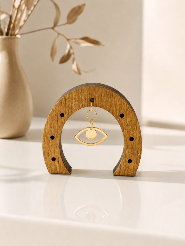 Επιτραπέζιο γούρι Teak Elegance Πέταλο σε teak απόχρωση με κρεμαστό χρυσό μοτίβο.