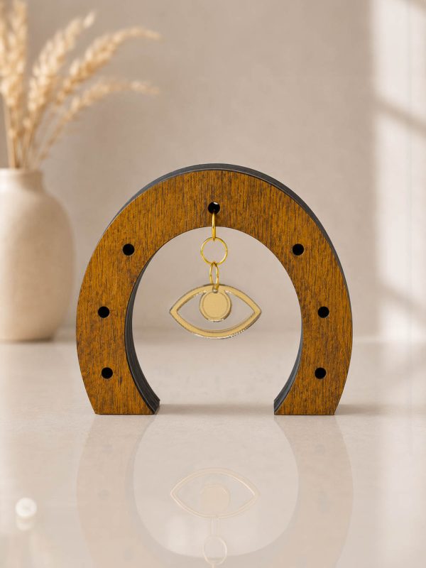 Επιτραπέζιο γούρι Teak Elegance Πέταλο σε teak απόχρωση με κρεμαστό χρυσό μοτίβο.