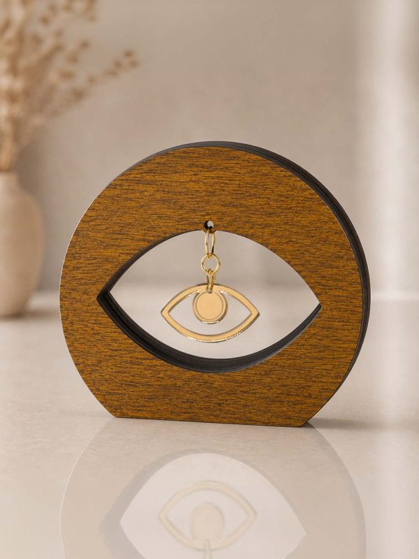 Επιτραπέζιο γούρι Teak Elegance Μάτι σε teak απόχρωση με εσωτερική καμπύλη και κρεμαστό χρυσό μοτίβο.