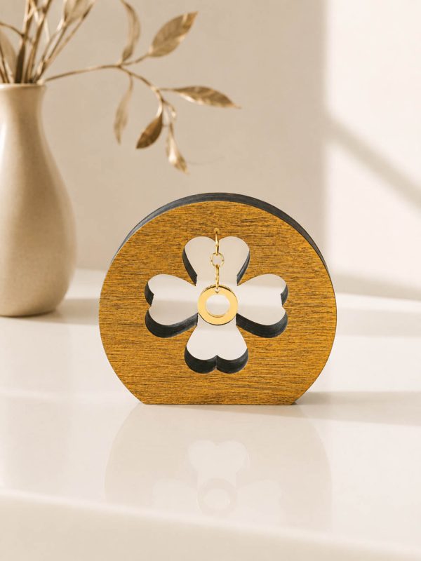 Επιτραπέζιο γούρι Teak Elegance Τριφύλλι σε teak απόχρωση με κρεμαστό χρυσό κυκλικό στοιχείο.