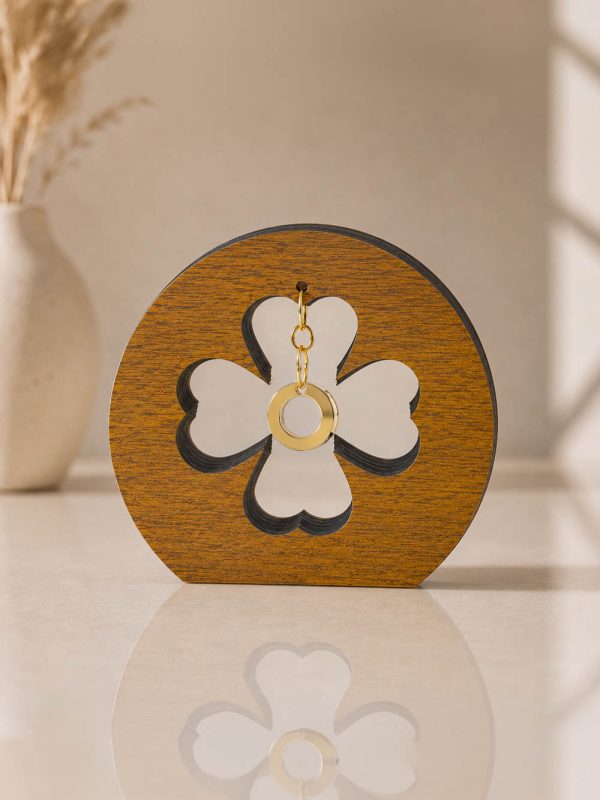Επιτραπέζιο γούρι Teak Elegance Τριφύλλι σε teak απόχρωση με κρεμαστό χρυσό κυκλικό στοιχείο.