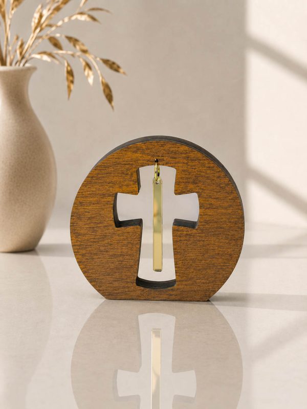 Επιτραπέζιο γούρι Teak Elegance Σταυρός σε teak απόχρωση με επιμήκη κρεμαστή χρυσή λεπτομέρεια.