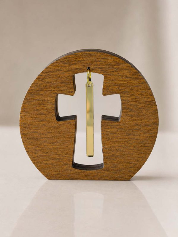 Επιτραπέζιο γούρι Teak Elegance Σταυρός σε teak απόχρωση με επιμήκη κρεμαστή χρυσή λεπτομέρεια.