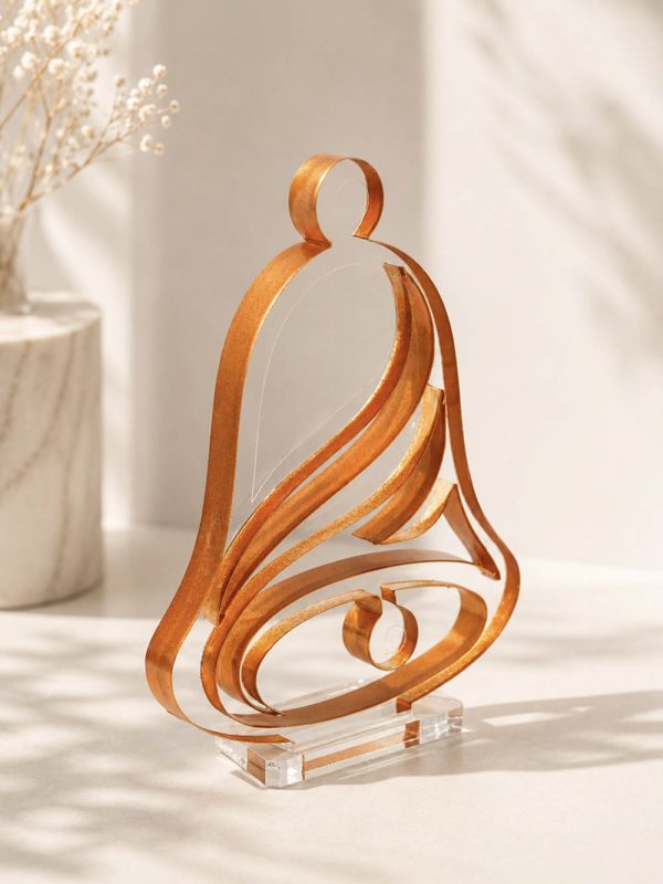 Γούρι Armonia Bell με κεχριμπαρένια σπείρα, ρευστές καμπύλες και λιτή γιορτινή γραμμή.