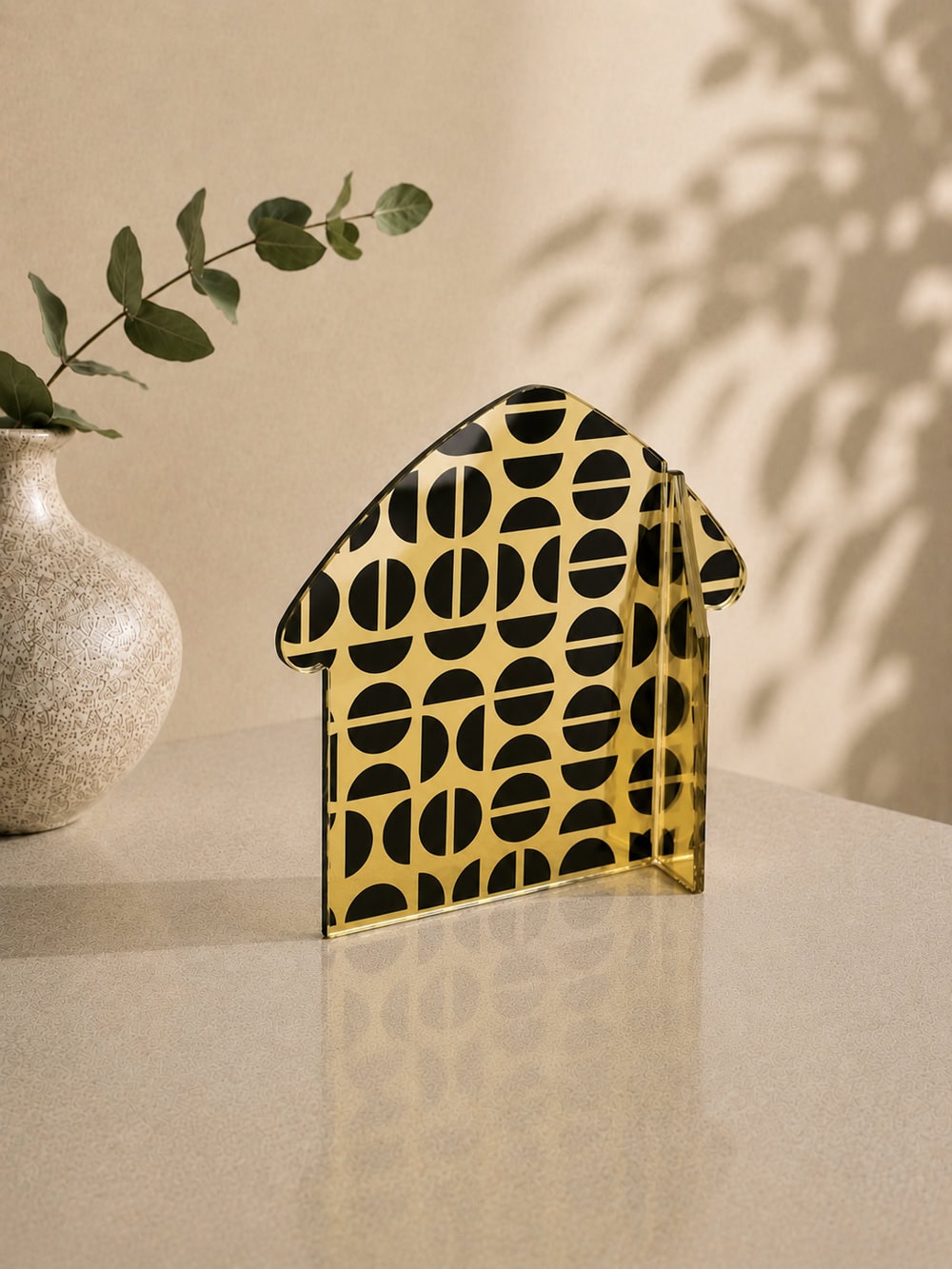 Γούρι BauLine Home Demi Aurum με χρυσά και μαύρα ημικύκλια Demi σε ισορροπημένη σιλουέτα οικίας.