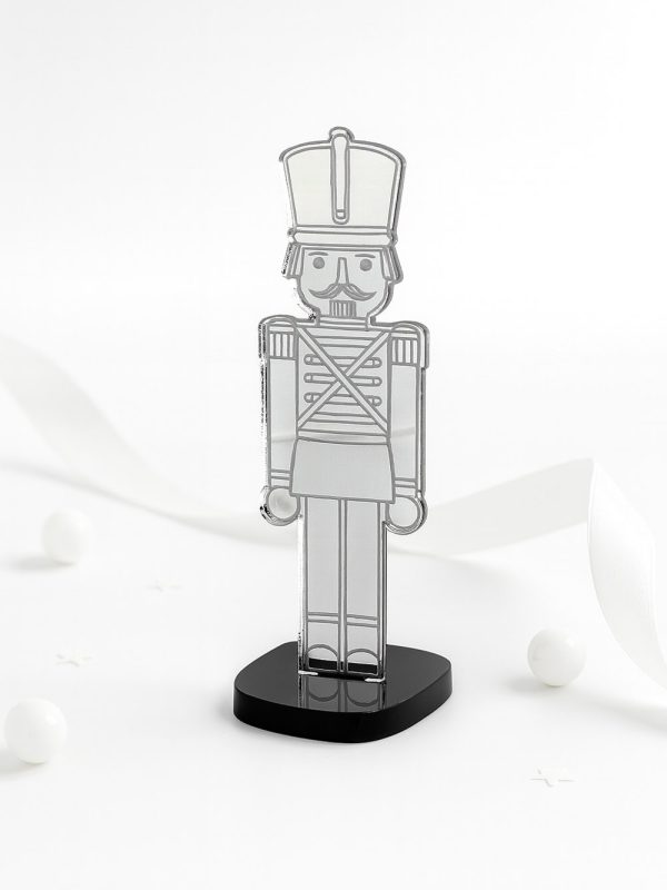 Γούρι Zen Needle Nutcracker 01 με ασημί περίγραμμα σε μαύρη βάση — ζεστή διακοσμητική λήψη