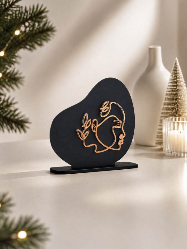 Γούρι Orion Copper Bohemian Βλέμμα με σκούρο φόντο, χάλκινη γραμμή και πρόσωπο με φυτικές γραμμές.
