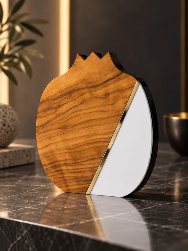 Γούρι Ρόδι Origin Olive από φυσικό ξύλο ελιάς και λευκό plexiglass με χρυσή λεπτομέρεια.