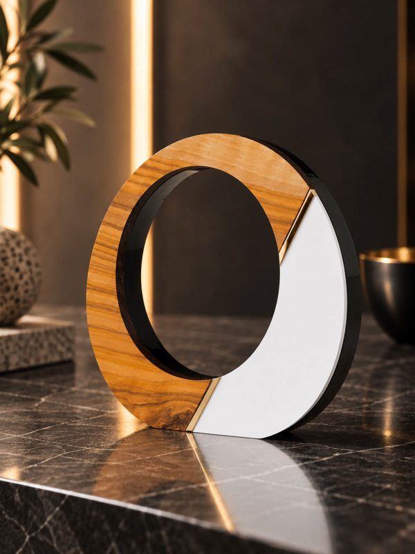Γούρι Μάτι Origin Olive από φυσικό ξύλο ελιάς και λευκό plexiglass με χρυσή λεπτομέρεια.