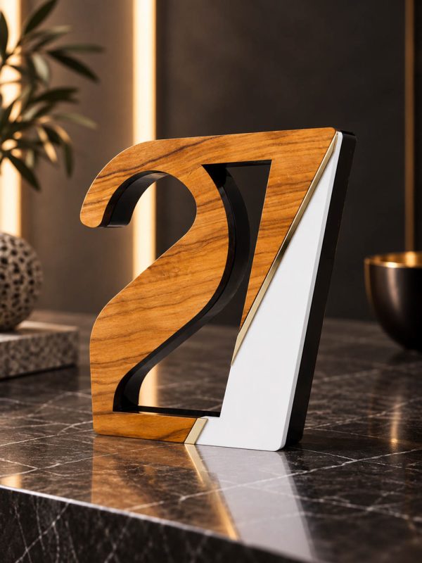 Γούρι 27 Origin Olive από φυσικό ξύλο ελιάς και λευκό plexiglass με χρυσή λεπτομέρεια.