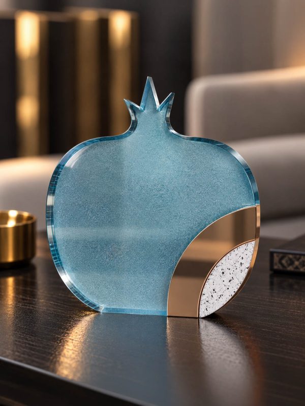 Γούρι Ρόδι Velvet Prism Σύνθεση Γ σε γαλάζιο με κατοπτρικό τόξο και λεπτομέρεια με όψη γρανίτη.