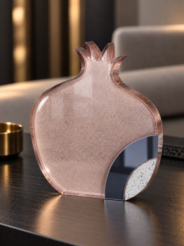 Γούρι Ρόδι Velvet Prism Σύνθεση Δ σε απαλό ροζ με κατοπτρικό τόξο και λεπτομέρεια με όψη γρανίτη.