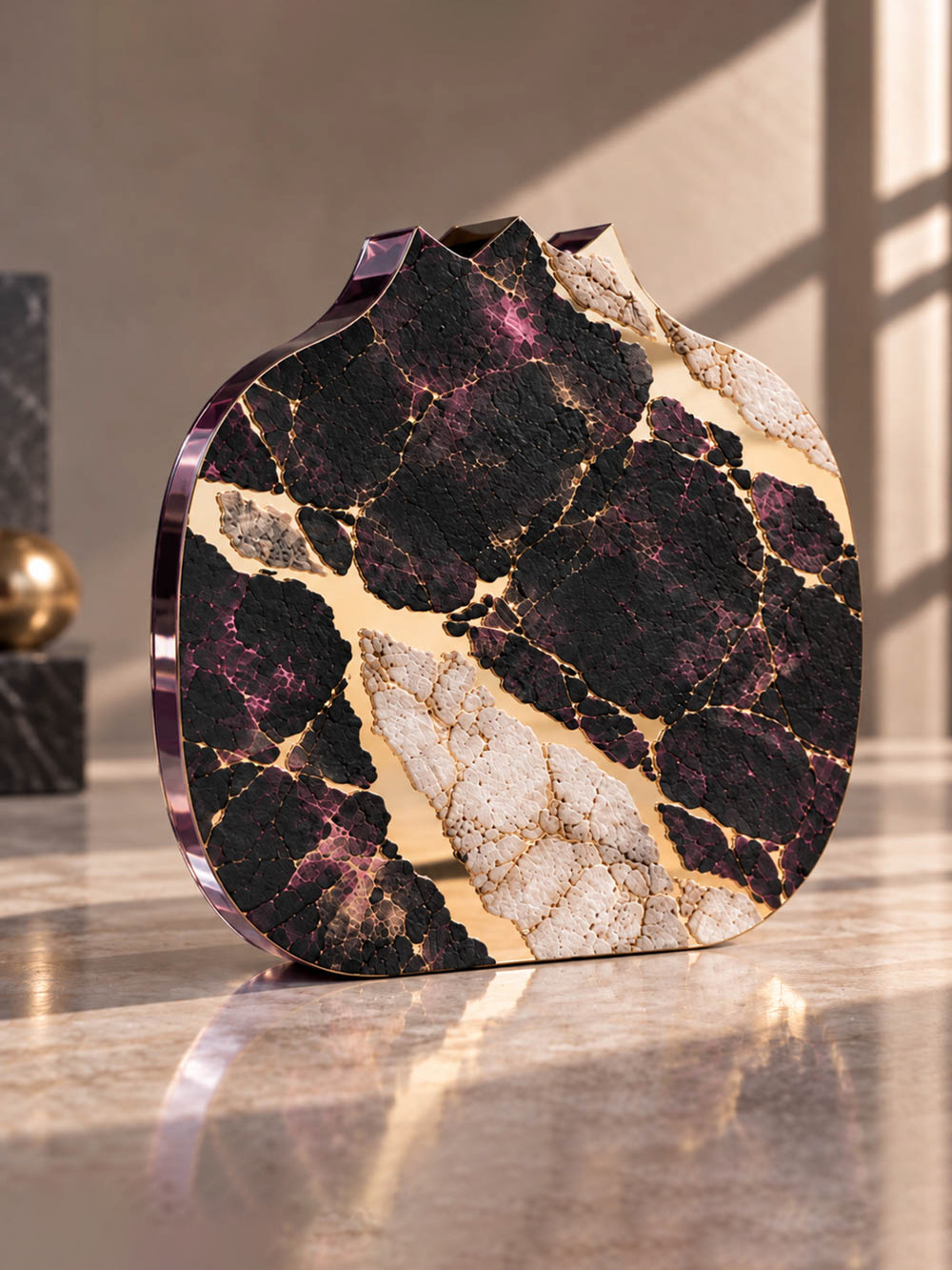 Γούρι ρόδι Vein Slim Plum από plexiglass 8 mm με ανάγλυφο μοτίβο πάνω σε χρυσό καθρέπτη.