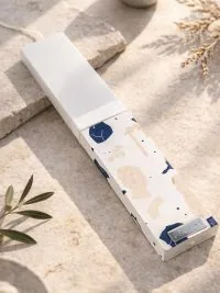 Λευκή λαμπάδα 25x4.5 με εκτύπωση σε μπλε και μπεζ | αρχαιοελληνικά μοτίβα και φιγούρες.