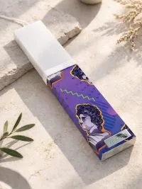 Λαμπάδα Αττικές μορφές 1 με μωβ pop art εκτύπωση και αρχαιοελληνική προτομή σε λευκή λαμπάδα 25x4.5