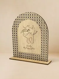 Διακοσμητικό Rattan Happy Place με γραμμικό σχέδιο οικογένειας, καρδιά και διάτρητο πλαίσιο.