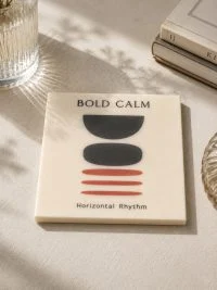 Κρεμ σουβέρ Bold Calm με μαύρα σχήματα, πορτοκαλί γραμμές και την επιγραφή Horizontal Rhythm.