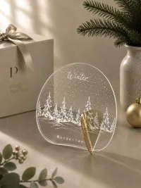 Γούρι Aurora Winter Wonderland με χιονισμένο δάσος, λεπτά έλατα και πανοραμική λευκή γραμμή.