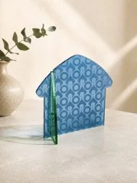 Γούρι BauLine Home Halo Azure με μπλε οβάλ Halo, πράσινη λεπτομέρεια και λιτή σιλουέτα οικίας.