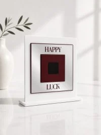 Γούρι Boreal Καρέ τύχης με τις λέξεις HAPPY και LUCK