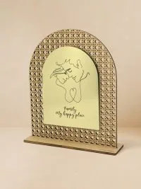 Διακοσμητικό Rattan Happy Place με χρυσαφί επιφάνεια, σχέδιο οικογένειας και διάτρητο πλαίσιο.