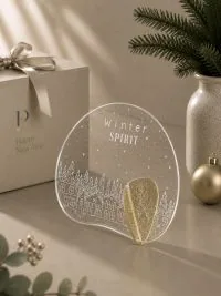 Γούρι Aurora Winter Spirit με γραμμική χειμερινή πόλη και καθαρή λευκή εικονογράφηση.